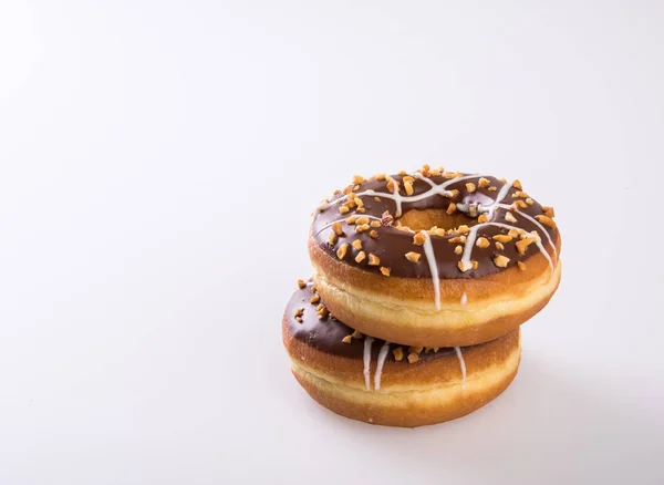 Donut oder Donut isoliert auf weißem Hintergrund neu. — Stockfoto