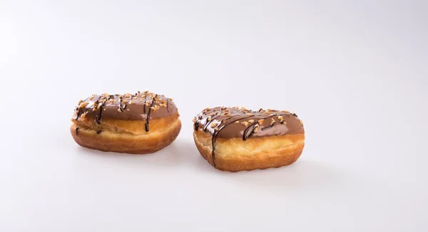 Donut oder herzförmiger Donut auf neuem Hintergrund. — Stockfoto