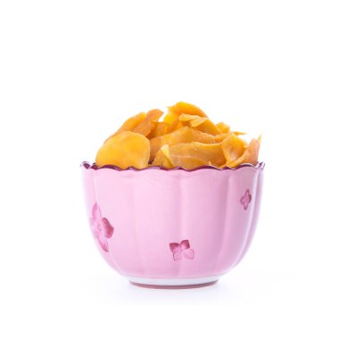 Kurutulmuş mango veya kurutulmuş mango dilimleri yeni bir arka planda.