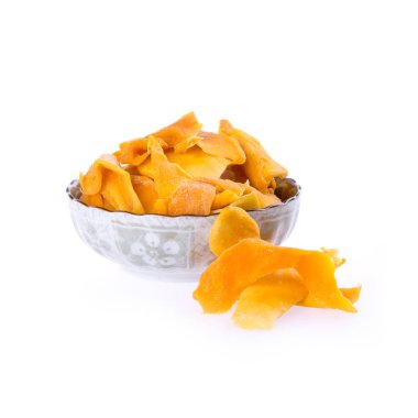Kurutulmuş mango veya kurutulmuş mango dilimleri yeni bir arka planda.