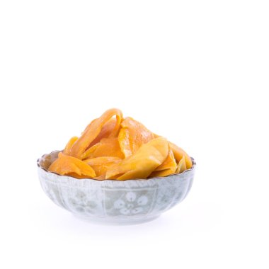 Kurutulmuş mango veya kurutulmuş mango dilimleri yeni bir arka planda.