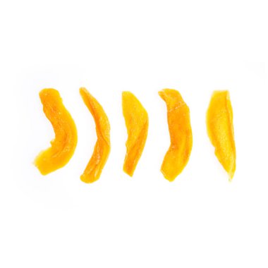 Kurutulmuş mango veya kurutulmuş mango dilimleri yeni bir arka planda.