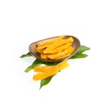 Kurutulmuş mango veya kurutulmuş mango dilimleri yeni bir arka planda.