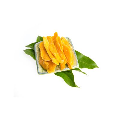 Kurutulmuş mango veya kurutulmuş mango dilimleri yeni bir arka planda.