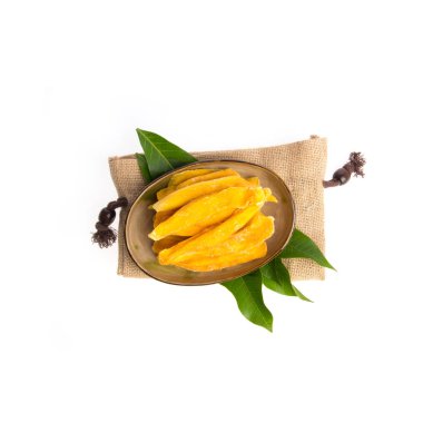 Kurutulmuş mango veya kurutulmuş mango dilimleri yeni bir arka planda.