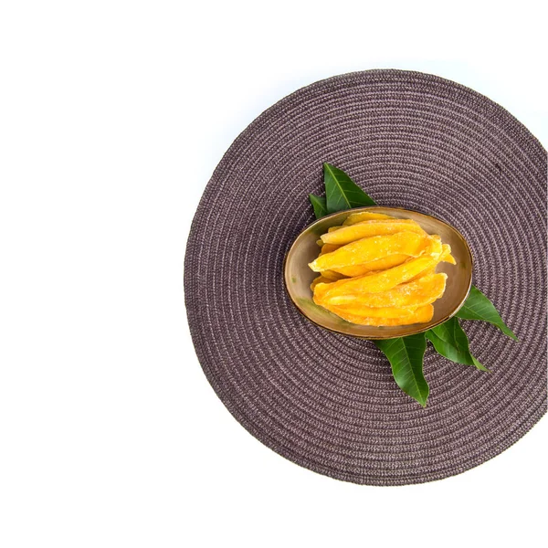 Getrocknete Mango oder getrocknete Mango-Scheiben auf neuem Hintergrund. — Stockfoto