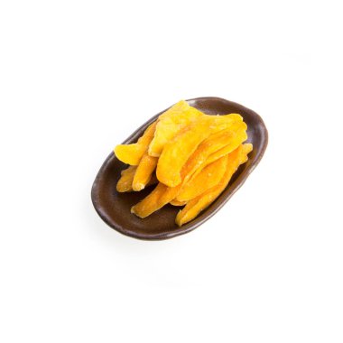 Kurutulmuş mango veya kurutulmuş mango dilimleri yeni bir arka planda.
