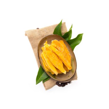 Kurutulmuş mango veya kurutulmuş mango dilimleri yeni bir arka planda.