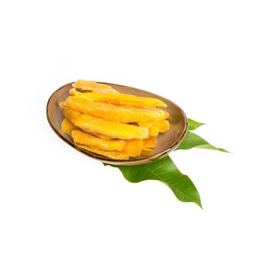 Kurutulmuş mango veya kurutulmuş mango dilimleri yeni bir arka planda.