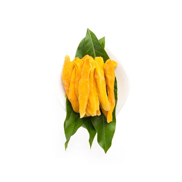 Kurutulmuş mango veya kurutulmuş mango dilimleri yeni bir arka planda. — Stok fotoğraf