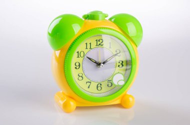 Yeni bir arkaplanda saat ya da alarm saati.