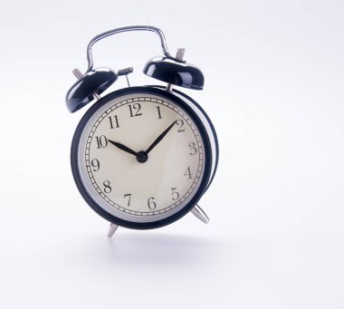 Yeni bir arkaplanda saat ya da alarm saati.