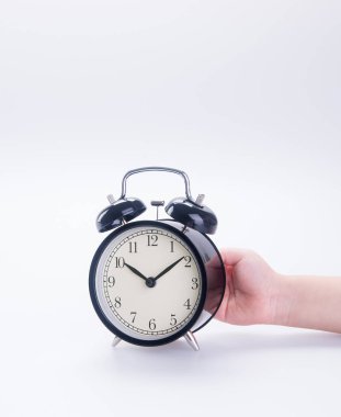 Yeni bir arkaplanda eli olan saat ya da alarm saati.