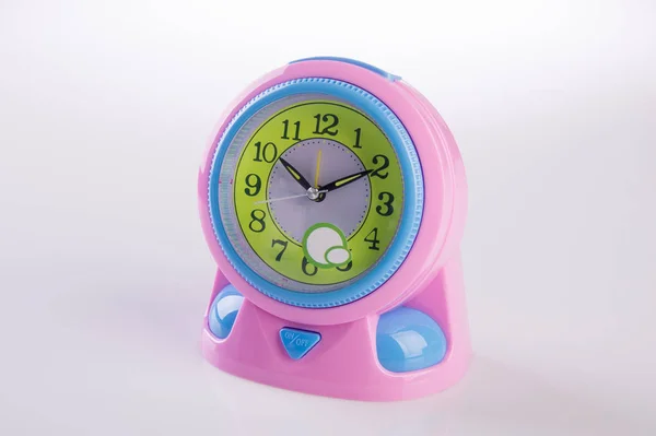 Reloj o despertador en un fondo nuevo . — Foto de Stock