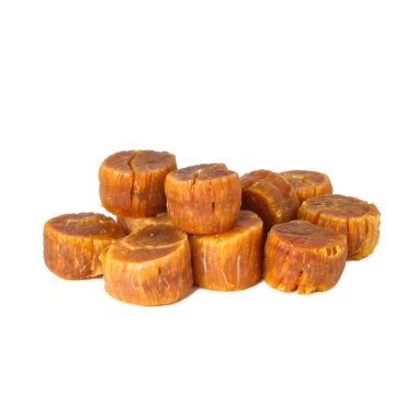 Beyaz arka planda kurutulmuş deniz tarağı veya Çin kuru deniz tarağı.