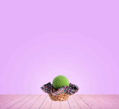 Dondurma kepçesi ya da yeni arka planda dondurmalı waffle kasesi.