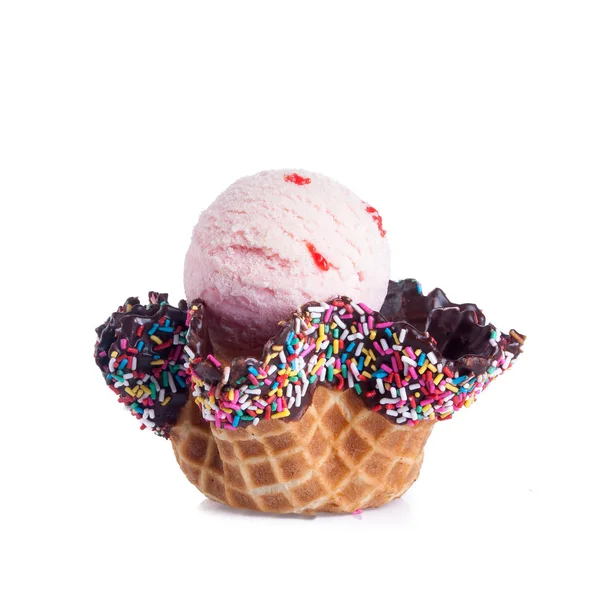 Dondurma kepçesi ya da yeni arka planda dondurmalı waffle kasesi. — Stok fotoğraf