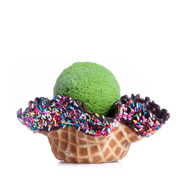 Zmrzlina kopeček nebo zmrzlina vafle miska na pozadí nové. — Stock fotografie