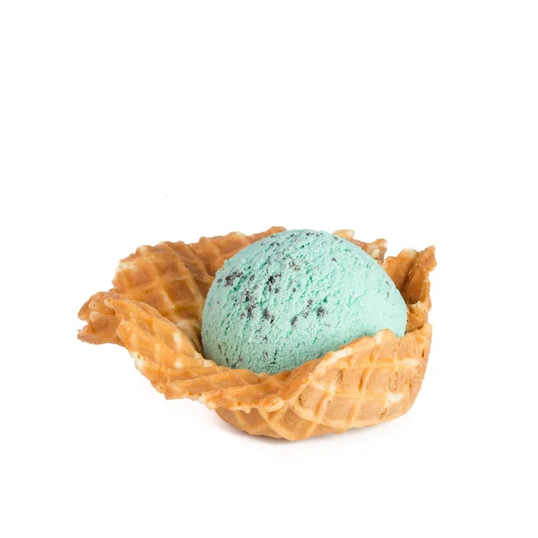 Bola de helado o cuenco de gofres de helado en el fondo nuevo . — Foto de Stock