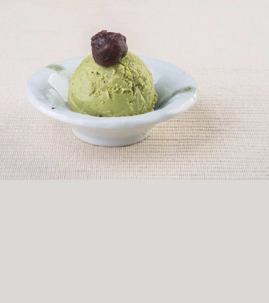 Dondurma ya da yeşil çay. Dondurma kepçesi arka planda.. — Stok fotoğraf