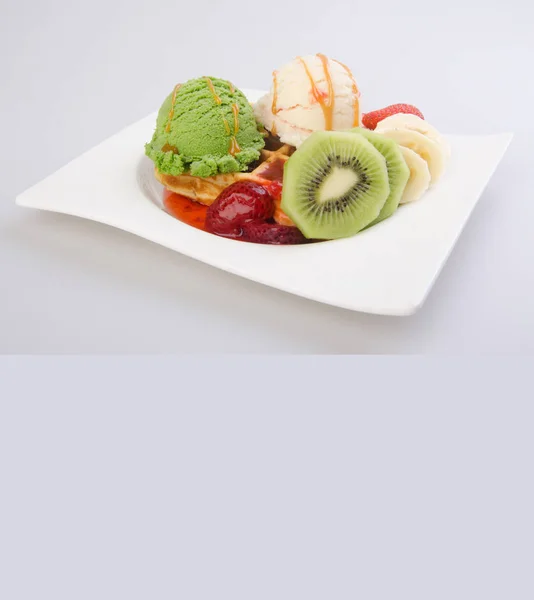 Helado o helado cucharada con frutas nuevo . — Foto de Stock