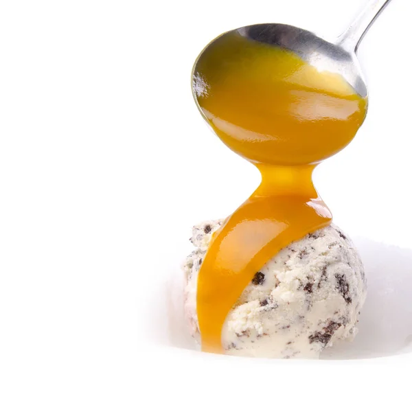 Helado o helado cucharada con coberturas sobre fondo nuevo . — Foto de Stock