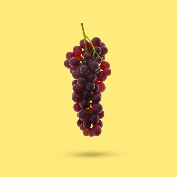 Uvas o uvas frescas sobre un fondo nuevo . — Foto de Stock