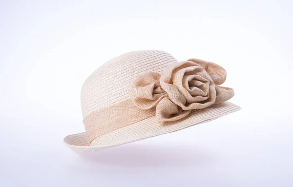 Sombrero o señora sombrero de paja sobre un fondo nuevo . — Foto de Stock