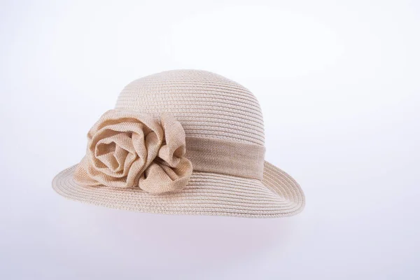 Cappello o cappello di paglia signora su uno sfondo nuovo . — Foto Stock