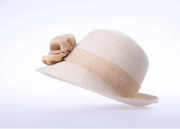 Chapéu ou chapéu de palha senhora em um fundo novo . — Fotografia de Stock
