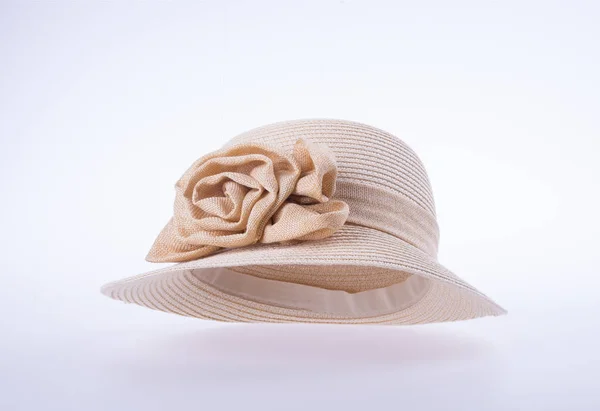 Kalap vagy hölgy szalma kalap egy háttér új. — Stock Fotó