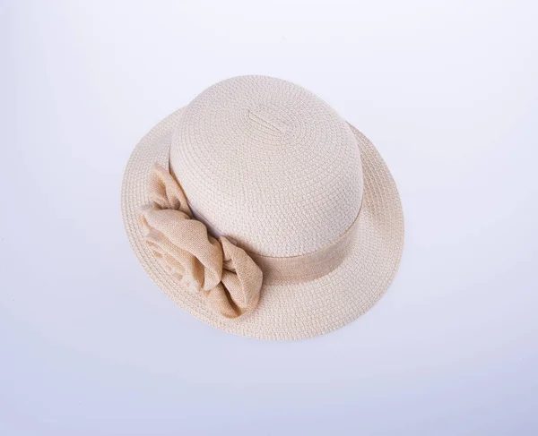 Καπέλο ή κυρία ψάθινο καπέλο σε φόντο νέο. — Φωτογραφία Αρχείου