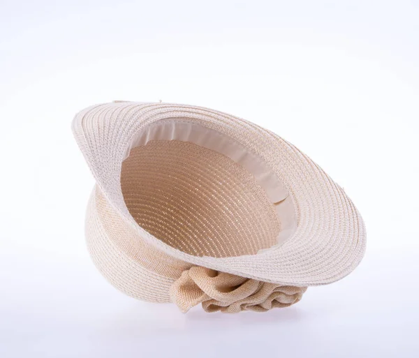 Шляпа или дамская соломенная шляпа на фоне новой . — стоковое фото