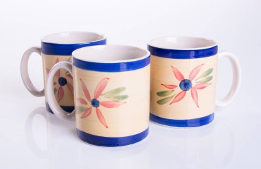 fincanda ya da el boyası çiçek seramik bardak seti arkaplanda yeni