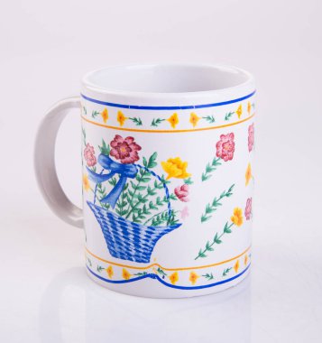 fincanda ya da el boyası çiçek seramik bardağı var..