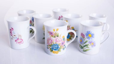 fincanda ya da el boyası çiçek seramik bardak seti arkaplanda yeni