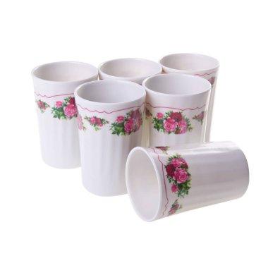 Yeni bir arkaplanda fincan ya da plastik bardak.