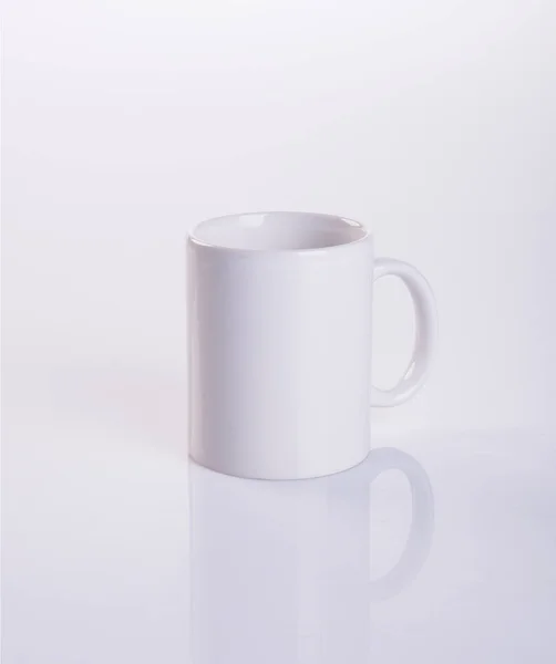 Κύπελλο ή λευκό κεραμικό κούπα σε φόντο νέο. — Φωτογραφία Αρχείου