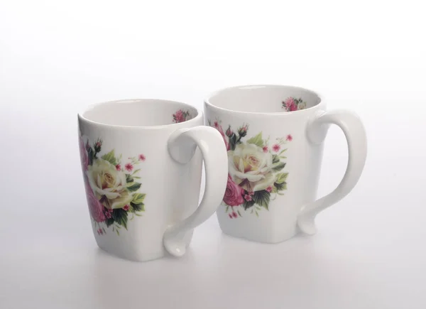 Tasse oder handbemalter Blumenkeramik-Becher auf dem Hintergrund neu — Stockfoto