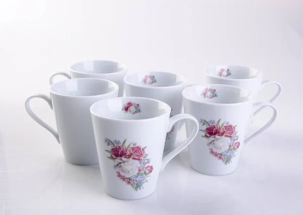 Tasse ou tasse en céramique peinte à la main fleur mis sur le fond nouveau — Photo