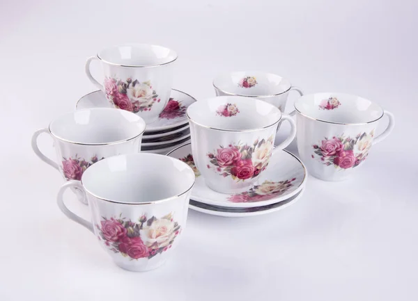 Tasse oder handbemalter Blumenkeramik-Becher auf dem Hintergrund neu — Stockfoto