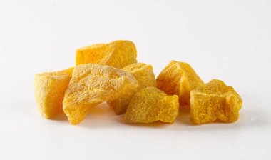 Yeni arkaplanda zencefil ya da korunmuş kuru zencefil.