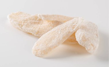 Yeni arkaplanda zencefil ya da korunmuş kuru zencefil.