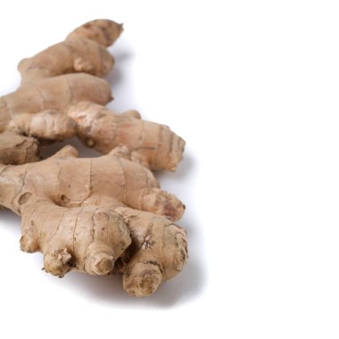 Yeni arkaplanda zencefil veya zencefil kökü.