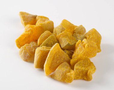 Yeni arkaplanda zencefil ya da korunmuş kuru zencefil.