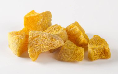 Yeni arkaplanda zencefil ya da korunmuş kuru zencefil.