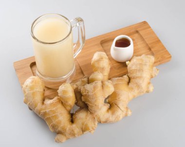 Zencefil çayı ya da arka planda Haney ile zencefil çayı..