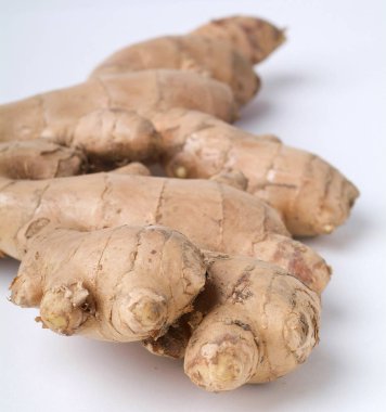 Yeni arkaplanda zencefil veya zencefil kökü.