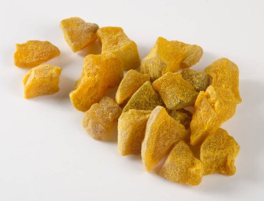 Yeni arkaplanda zencefil ya da korunmuş kuru zencefil.