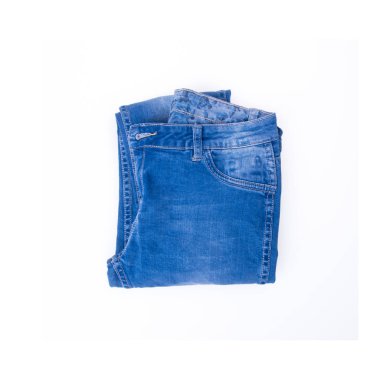 Beyaz arka planda yeni bir konsept kot pantolon veya kot pantolon.